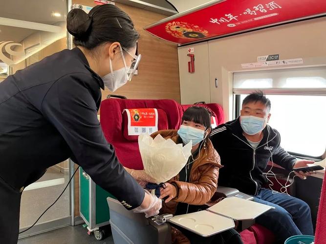乘务员给小孩提供酒,乘务员给小孩提供酒水