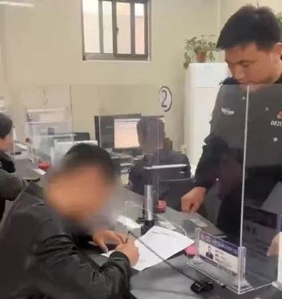 司机把脚伸窗外开车,司机把脚伸窗外开车怎么处罚