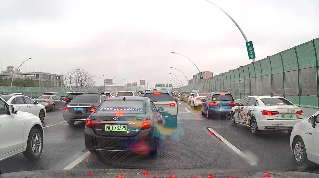 高速路上2岁娃驾车,高速路上2岁娃驾车怎么处罚
