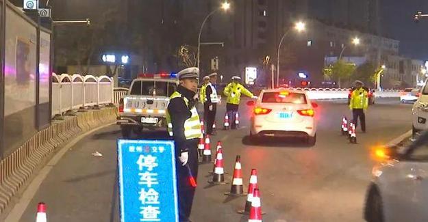 躲查酒驾钻警车车底,躲查酒驾钻警车车底违法吗